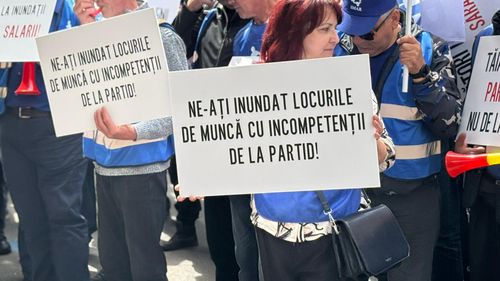FOTO VIDEO: Protest la Administraţia Naţională „Apele Române" / Aproximativ 200 de persoane protestează față de reorganizarea instituției, neacordarea unor drepturi salariale și politizarea funcțiilor de conducere