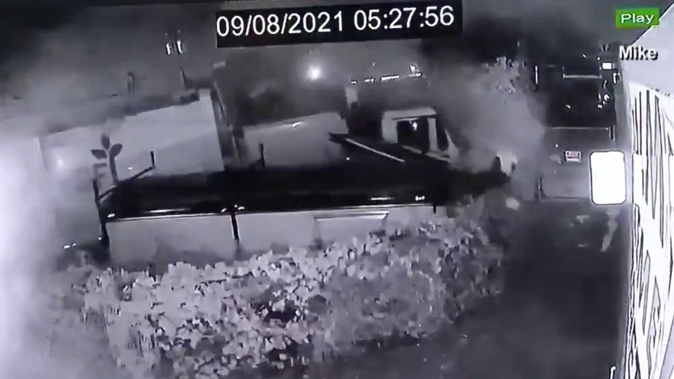 VIDEO Șoferul unui camion de gunoi a descoperit din greșeală o plantație de canabis / Camionul a intrat prin peretele unei clădiri în care se creșteau plantele
