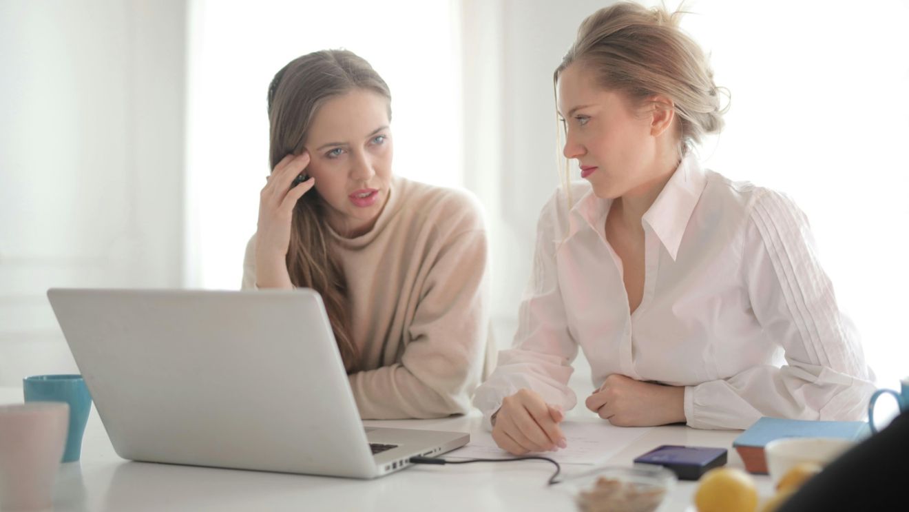 Piața muncii pentru tineri rămâne dificilă: rețeaua de contacte și adaptabilitatea pot face diferența