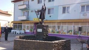 FOTO/VIDEO Cu ce se mai ocupă lumea în țară: O statuie a lui Ștefan cel Mare, inaugurată cu fast într-o piațetă din Copșa Mică, pe fundalul cântecului patriotic: „Ștefan, Ștefan domn cel mare”
