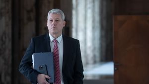 Ministrul Predoiu, de ziua MAI: Vreau să îi asigur pe angajaţi că, atâta timp cât acţionează ferm, legal, profesionist, sunt alături de ei şi vor avea întreaga mea susţinere