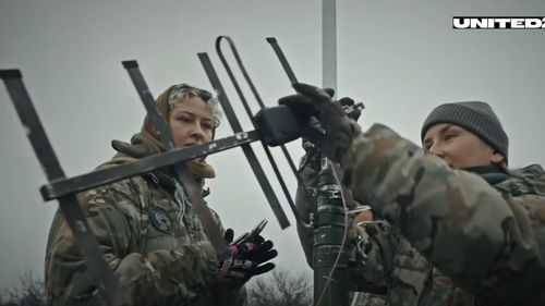 Femeile din Ucraina se reconvertesc profesional în producătoare de drone