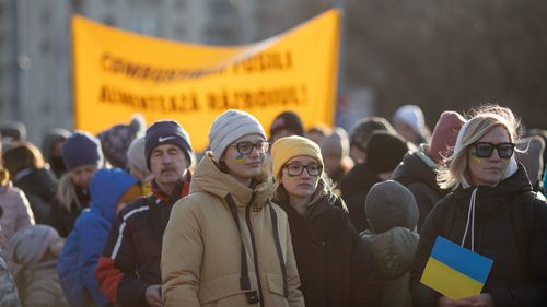 FOTO Manifestanţii au cerut în fața Ambasadei Rusiei la București încetarea imediată a focului / Mesaje de susţinere pentru poporul ucrainean