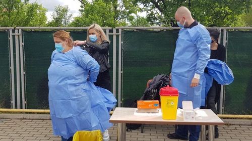 250 de kilometri parcurși cu mașina, 611 persoane vaccinate și 15 ore de muncă. Cum arată ziua unei echipe de vaccinare din județul Alba