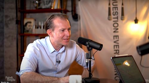 Cîțu, în campanie de umanizare pe fondul competiției din PNL, susține că s-a îngrășat 20 de kg în America la începutul anilor 90 pentru a putea juca fotbal: „Am văzut America cu echipa de fotbal”