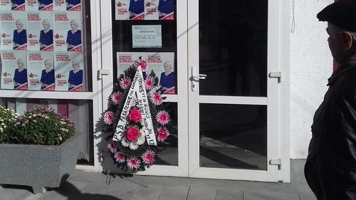 FOTO Un teleormănean a depus o coroană funerară, după căderea Guvernului, la sediul PSD Roșiorii de Vede, localitatea fostului ministru Carmen Dan