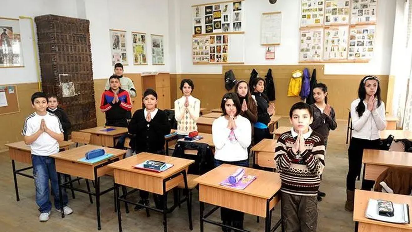 Religia ar rămâne cu note, potrivit propunerii ministrului Educației de a evalua doar cu „admis/respins” disciplinele muzică, desen și educație fizică, pentru a elimina „goana după note”