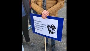 VIDEO Protest în Piața Victoriei, împotriva proiectelor care vizează asociațiile: „O învârteală legislativă ca-n Rusia lui Putin, scoasă din sertarul cu iliberalism de către doi plagiatori PNL care fac abuz de putere - premierul Nicolae Ciucă și ministrul de Interne Lucian Bode”