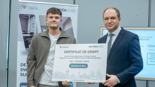 Sandu Ustețchii, cel care ar fi racolat maneliști din România pentru a-i face campanie lui Stoianoglo la alegerile parlamentare din Republica Moldova, a primit un certificat de grant în valoare de 250.000 lei de la Ion Ceban, primarul Chișinăului, potrivit jurnalistului Nicolae Chicu