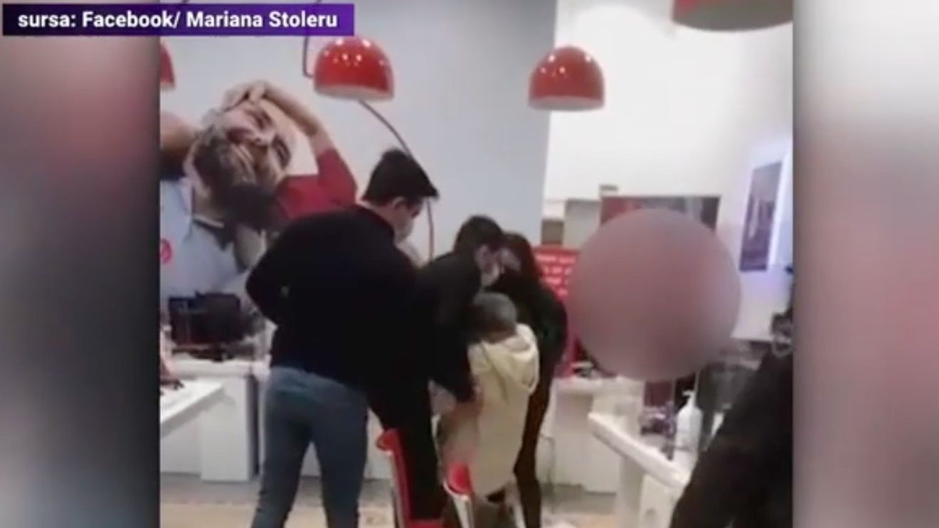 VIDEO O femeie a fost trântită la pământ de angajatul unui magazin, într-un centru comercial din București