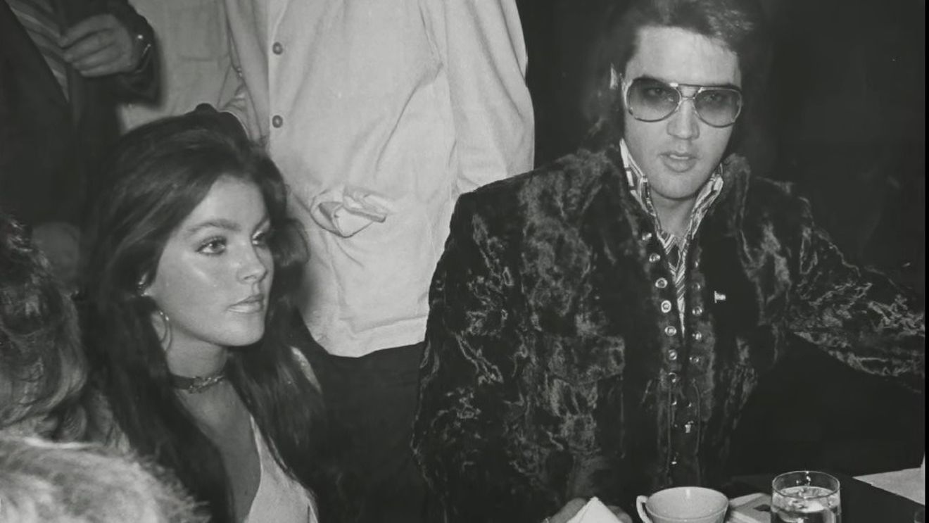 Priscilla Presley contestă validitatea testamentului fiicei ei, Lisa Marie Presley / Fiica lui Elvis Presley ar fi scris greşit numele mamei sale într-un document care o înlătură pe aceasta din administrarea succesiunii