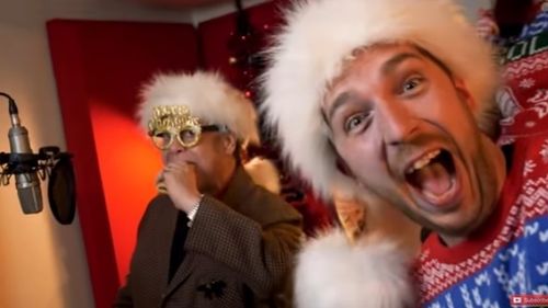 VIDEO Ed Sheeran şi Elton John, pe primul loc în topul britanic de Crăciun cu Sausage Rolls For Everyone