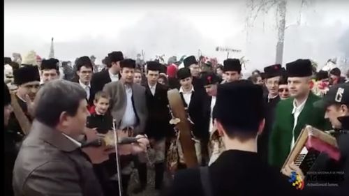 Ritualuri de alungare a iernii şi multă voie bună la tradiţionalul Bal de Lăsata Secului, în Harghita