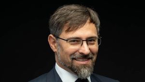 Un fost învățător și profesor de religie gestionează tranzacții online, de milioane de euro, cu activele companiilor în insolvență