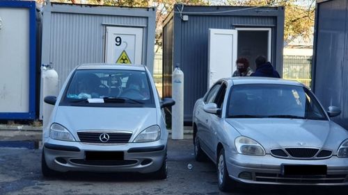 Situație critică la Buzău: pacienții suspecți Covid primesc oxigen în parcarea spitalului județean din tuburi conectate la propriile mașini