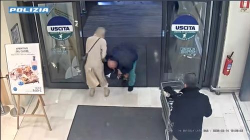 Un român a încercat să răpească o fetiță într-un supermarket din Bergamo/ A smuls-o de lângă mama ei și i-a cauzat o fractură la picior