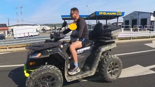 Poliția s-a autosesizat după ce pe rețele sociale au apărut imagini cu un șofer de ATV, pe DN1, la Oșorhei, care ținea în brațe un copil