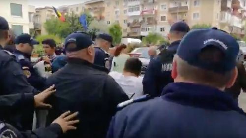 VIDEO Jandarmii i-au luat cu duba pe toți protestatarii care manifestau la Topoloveni în timpul unei vizite electorale a lui Liviu Dragnea / Replica unui jandarm întrebat de un protestatar de ce pune mâna pe el: ”De-al dracu!”