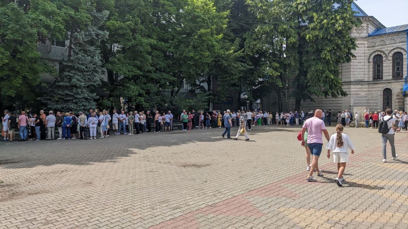 Coadă de zeci de persoane la o secție de vot din Chișinău