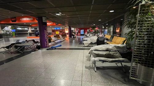 Zeci de români, blocați pe aeroportul din Dortmund după ce Wizz Air a anulat două curse spre România