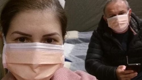 Mărturii din infernul italian ale unor români infectați cu coronavirus. Mihaela: ”O senzație de sufocare, ca și cum ai avea o pungă pe cap. Am 2 colegi morți și 2 la terapie. Fetița plânge pentru că nu o mai pot lua în brațe” / Andrei: ”E o tuse seacă, ciudată”