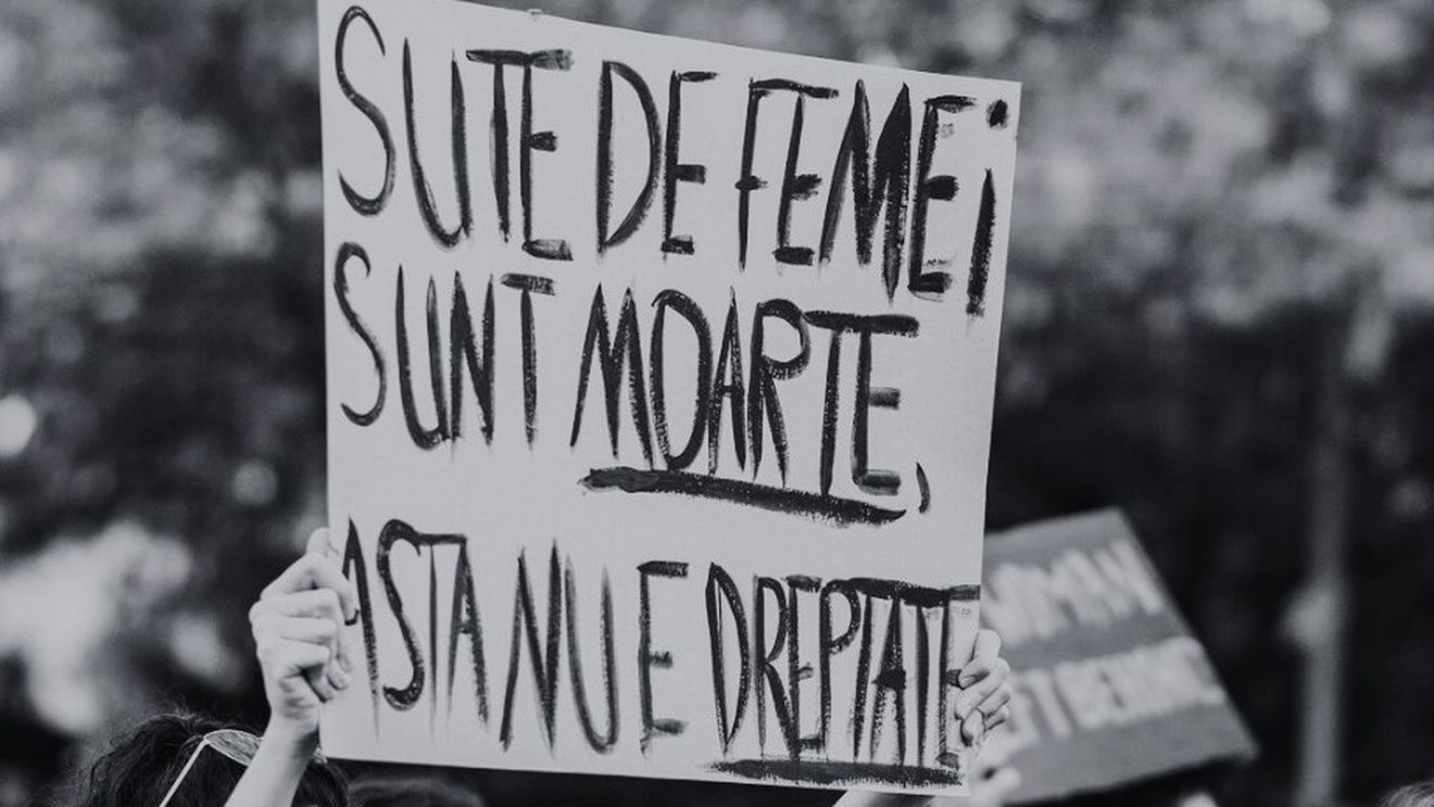 Protest organizat marți, în Piața Victoriei / Centrul Filia solicită Guvernului măsuri pentru protejarea femeilor, după cazul tinerei ucise în stradă: „Fiecare femeie ucisă este dovada unui sistem care a eșuat. Iar acest eșec este criminal”