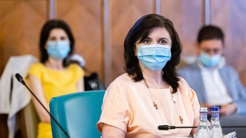 Ministrul Educației contrazice Codul Muncii și pe președintele Iohannis: Măștile pentru elevi și profesori vor trebui să fie asigurate de către primării