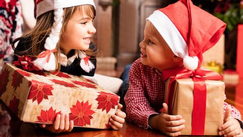 În căutarea cadoului perfect: Ce își oferă românii de Crăciun? Top zece cele mai căutate cadouri
