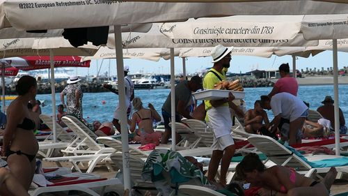 ANALIZĂ: 8 din 10 deşeuri aruncate la întâmplare de turişti pe litoral sunt din plastic