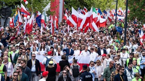 Marșuri rivale la Varșovia: 'Milionul de inimi' pro-Europa vs. 'Marşul pentru Polonia' - naționalism, cu o săptămână înainte de alegerile prezidențiale/ Trzaskowski și Nawrocki, cot la cot în sondaje