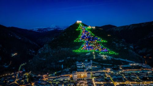 VIDEO Cel mai mare brad de Crăciun din lume funcționează în Italia de 42 de ani / Pe 7 decembrie a fiecărui an instalația de lumini e aprinsă în cadrul unei ceremonii speciale / În 2014, Papa Francisc a fost cel care a aprins Pomul