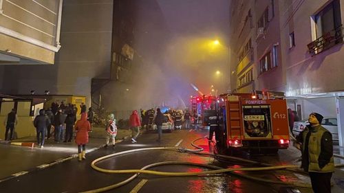 VIDEO Incendiu de proporţii în parcarea subterană a unui bloc din Constanţa/ 250 de oameni au fost evacuaţi, 8 fiind transportaţi la spital/ Peste 30 de maşini au fost avariate