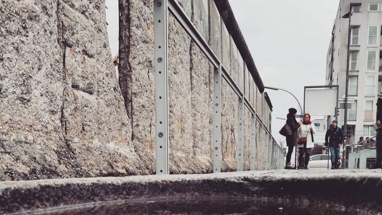 Zidul este încă prezent: Mai mult de jumătate dintre est-germani se simt cetățeni de mâna a doua. Estul și Vestul evaluează foarte diferit după reunificarea Germaniei