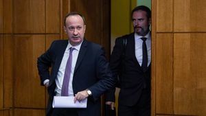 USR cere Camerei Deputaților să-l sancționeze pe deputatul PSD Adrian Câciu după ce a bruscat o senatoare PNL și a avut o remarcă xenofobă la adresa unui parlamentar UDMR