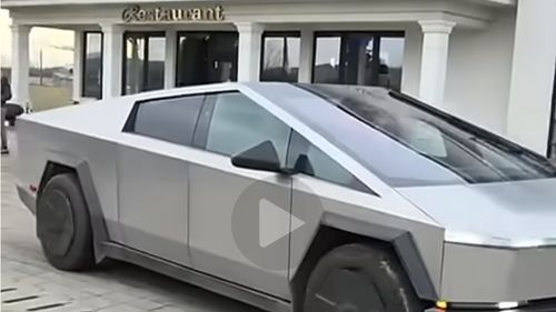  Șoferul bulgar a unui autoturism Tesla Cybertruck a rămas fără permis la Lugoj / Făcea un tur Finlanda – Bulgaria / Polițiștii susțin că trebuia să aibă categoria C