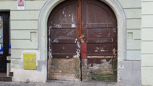 Proprietarii unor case din centrul istoric al Sibiului, amendați pentru că nu-și întrețin porțile