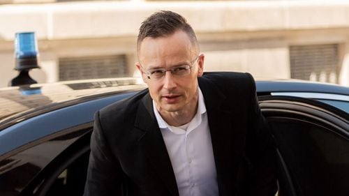 Ministrul de Externe al Ungariei, Péter Szijjártó, vine în vizită la București. Se întâlnește cu Bogdan Aurescu și Kelemen Hunor