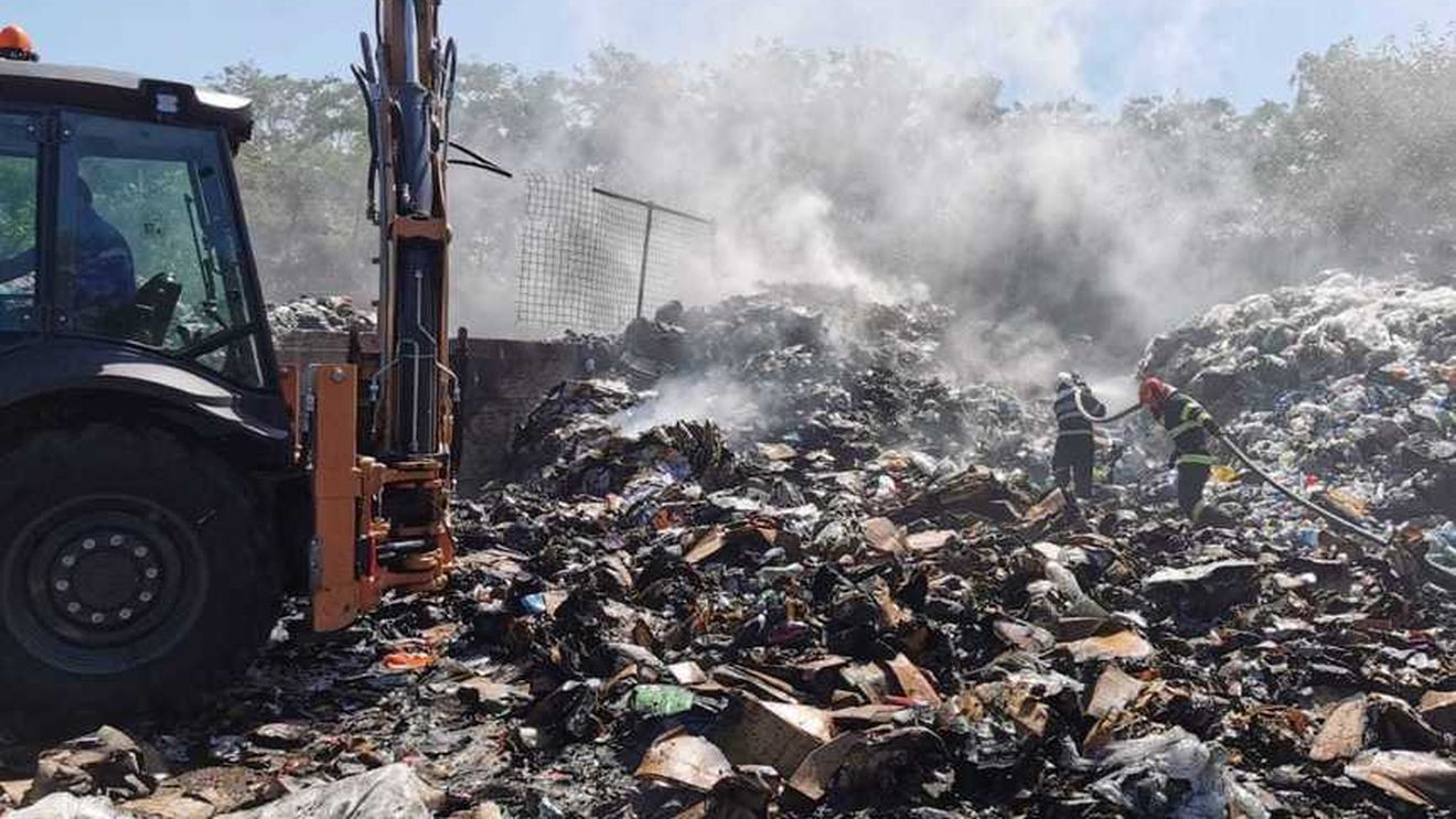 Peste 27 de tone de plastice și gunoaie menajere au ars în urma unui incendiu la o staţie de sortare a deşeurilor din Botoșani