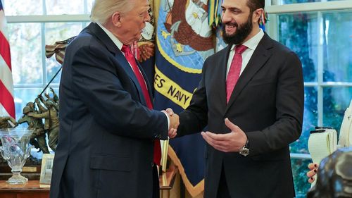Donald Trump l-a primit la Casa Albă pe Ahmed al-Sharaa, președintele sirian aflat pe lista teroriștilor până acum două zile / Sancțiunile împotriva Siriei, suspendate parțial