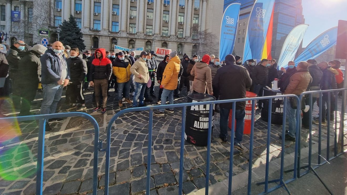 VIDEO Protest în fața Ministerului Energiei: În jur de 100 de siderurgiști manifestează împotriva legii energiei/ Angajați ALRO: ”Soluțiile sunt zero pentru noi, nu știm pe unde să o apucăm”