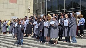 FOTO VIDEO: Grefierii de la Parchetul General și Tribunalul București protestează împotriva proiectului de lege a salarizării