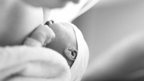 Tragedia unei mame minore: O fată de 14 ani, vândută de tată, susține că statul i-a luat nou-născutul pentru că nu știa să citească ce a semnat/ Protecția Copilului neagă și spune că fata a fost consiliată