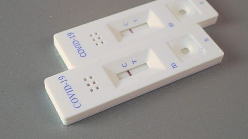 Un test care depistează în 20 de secunde dacă o persoană este infectată cu virusul SARS-CoV-2 a fost aprobat în Marea Britanie / Testele rapide, o componentă principală a planului de ieşire din lockdown