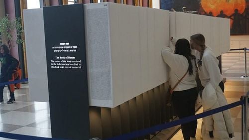"Cartea numelor", care cuprinde toate victimele cunoscute ale Holocaustului, expusă la Națiunile Unite: informații personale despre 4,8 milioane de persoane ucise de naziști, iar paginile goale simbolizează alte 1,2 milioane de persoane