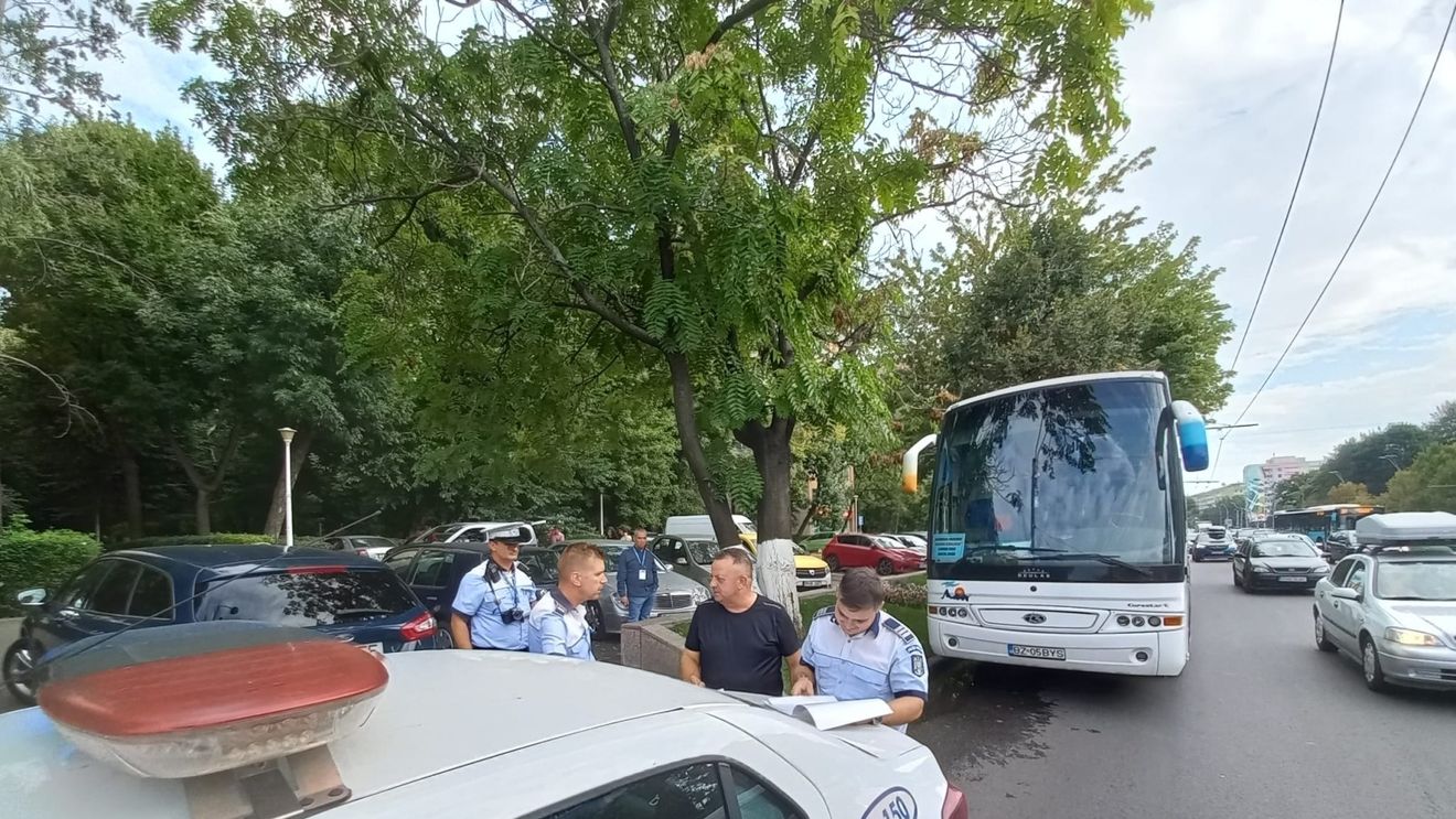 Al patrulea incident la Pasajul Unirii: Un autocar a rămas proptit cu aparatul de aer condiționat în limitatorul de înălțime, pe sensul dinspre intersecția Budapesta/ Șoferul din Buzău efectua o cursă specială