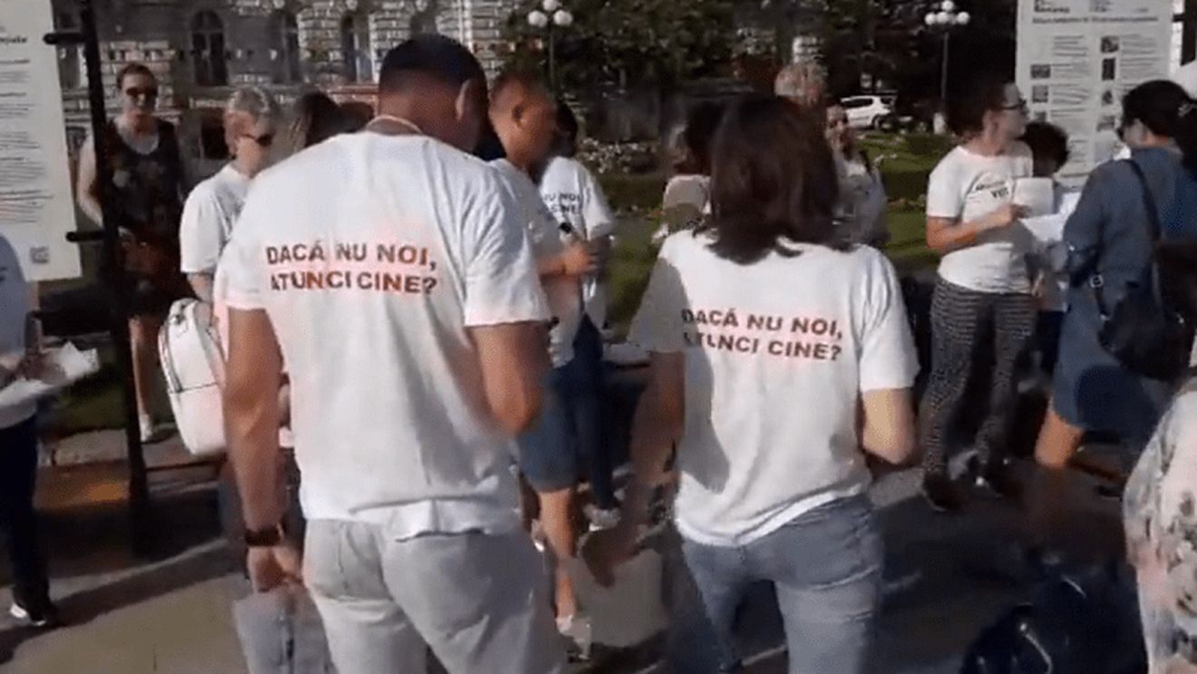 VIDEO Arad: Protest organizat de profesori, nemulţumiţi de „bulversarea” sistemului educaţional prin decizii „pompieristice”