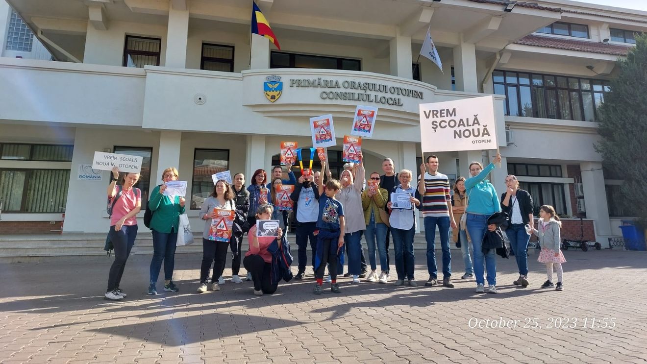 Zeci de părinți din Otopeni au protestat în fața primăriei față de supraaglomerarea Liceului „Ioan Petruș”, unde se învață  de peste un an în 3 schimburi