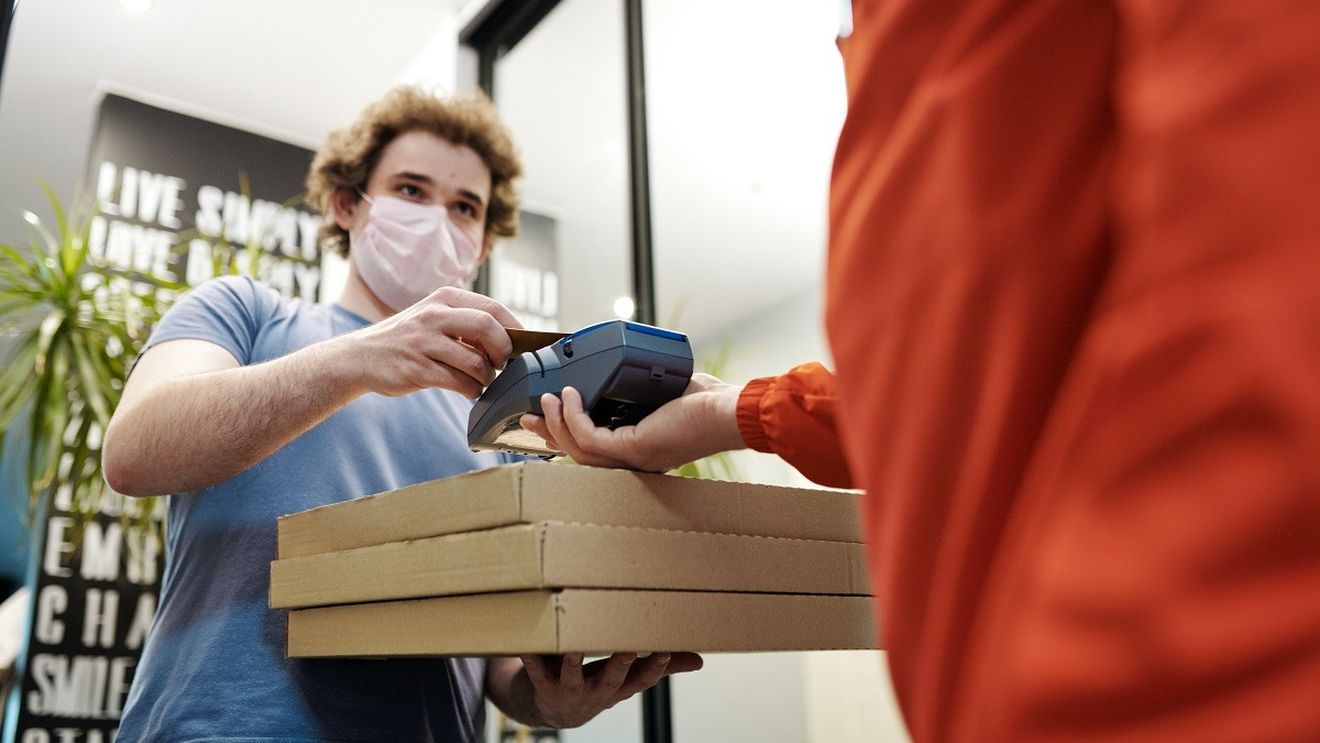 Cum se folosește o companie de livrări de Inteligența Artificială pentru a preveni furtul coletelor de la uși