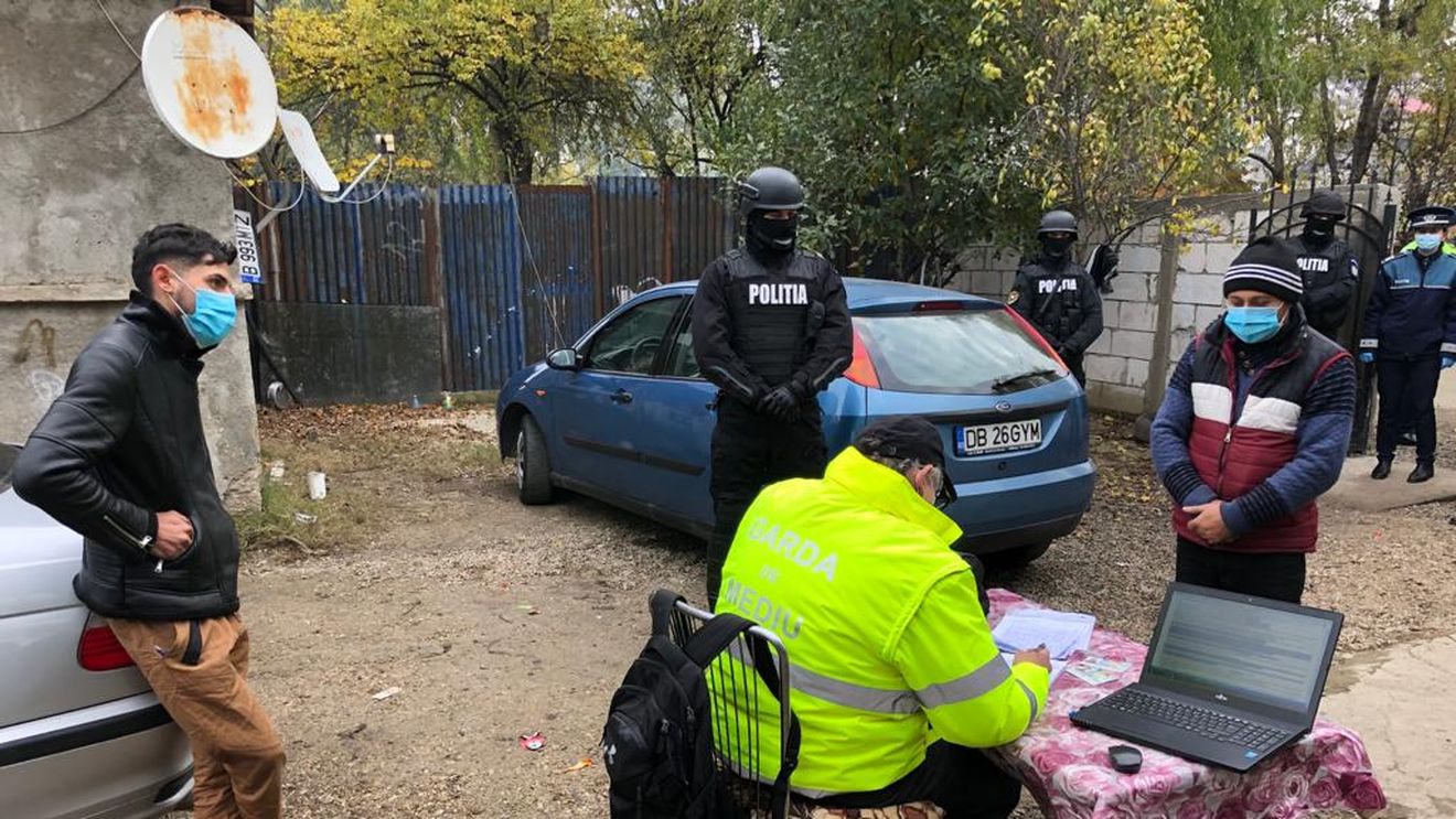 VIDEO Garda de Mediu, percheziții într-un sat din Dâmbovița la localnici acuzați că ard ilegal deșeuri