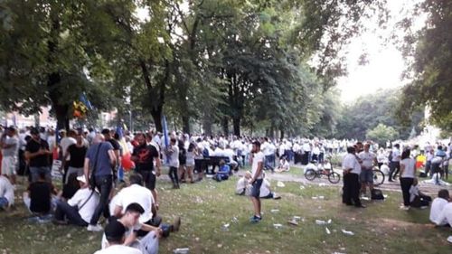 FOTO Fața nevăzută a mitingului PSD: Oameni care dorm pe trotuar, străzi pline de gunoaie lăsate în urmă